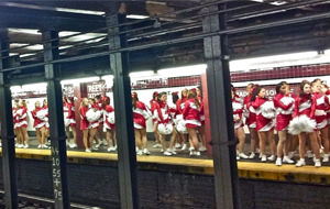 Doscientas cheerleaders en el metro