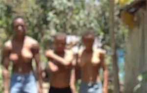 Seis tetas para tres hermanos