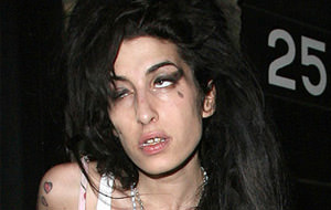 Amy Winehouse golpea a un fan en un concierto