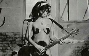 Amy Winehouse se desnuda contra el cáncer