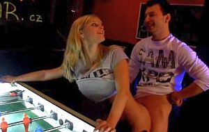 Baiser sur le baby-foot avec Marry Queen