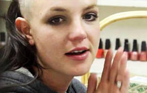 Britney Spears se afeita la cabeza