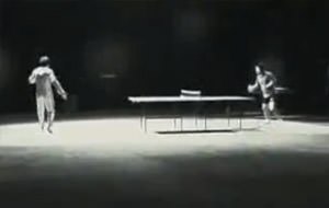 Bruce Lee jugando al ping pong