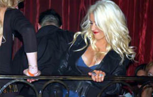 Christina Aguilera y sus tetas de mamá se desmadran