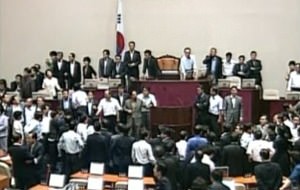 Corea del Sur aprueba su nueva ley de medios entre gritos y hostias a mansalva
