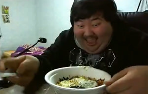 Coreano grotesco celebra feliz su cena