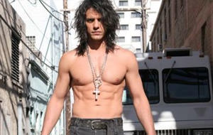Criss Angel parte en dos a una mujer