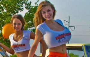 Danielle, la mejor camarera de Hooters