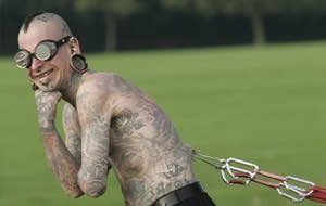 El hombre remolcador (piercing extremo)