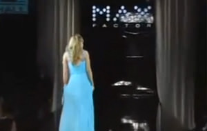 El hostión de Carmen Electra en un desfile