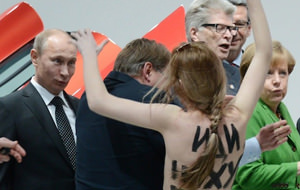 FEMEN se desnuda ante Putin y Angela Merkel
