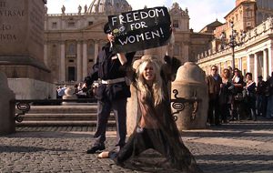 FEMEN contra las fuerzas papales