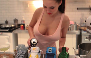 Chaussures, alcool et seins