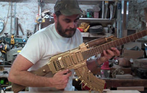 Guitarra + AK47 = GuitarrAK47