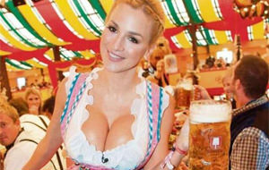 Visitamos la Oktoberfest con Jordan Carver