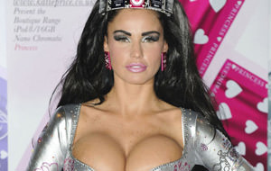 Aunque Katie Price se ponga iPods en la cabeza seguiremos mirándole a las tetas