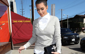 Kim viste su culo de cuero negro pardusco