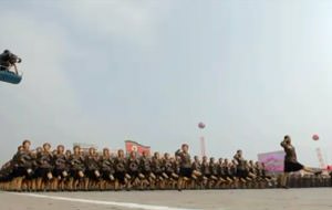 Lo mejor de Corea del Norte: faldas y tanques
