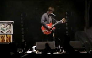 Noel Gallagher atacado durante un concierto