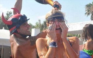 Paris Hilton bañándose con champaigne