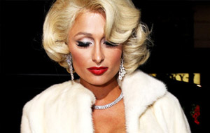 Paris Hilton se disfraza de Marilyn Monroe y parece como si le crecieran las tetas