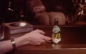Meneando una botella de agua Perrier