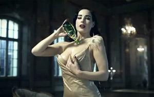 Dita von Teese promociona Perrier