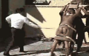 Castigo corporal con un látigo de ratán (Malasia)