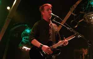 Bronca en un directo de Queens of the Stone Age