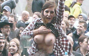 Más tetas que en un directo de Steel Panther