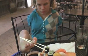 Comiendo con palillos… usando un pie