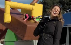 Taylor Wane se humilla en el programa Wipeout
