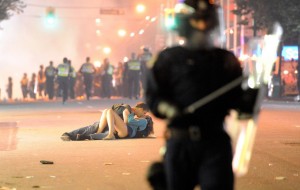 Un apasionado beso entre violencia y destrucción