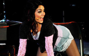 Vanessa Hudgens menea el culo en un nuevo musical