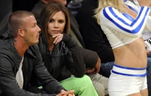 Victoria Beckham celosa ante las miraditas de David a las cheerladers