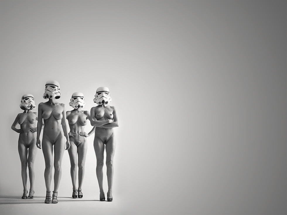 Mujeres desnudas con casco «stormtrooper»